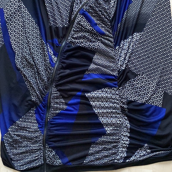 EUC tunic, ruched sides, longer length, front zip, abstract pattern, flattering - Picture 12 of 15